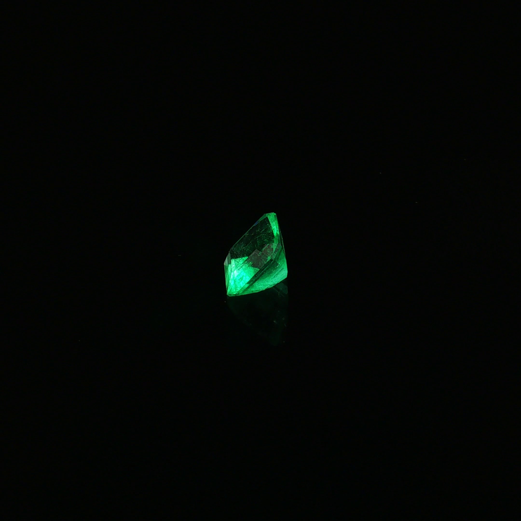Muzo Vivid Green Emerald, 2.55 ct — view 2