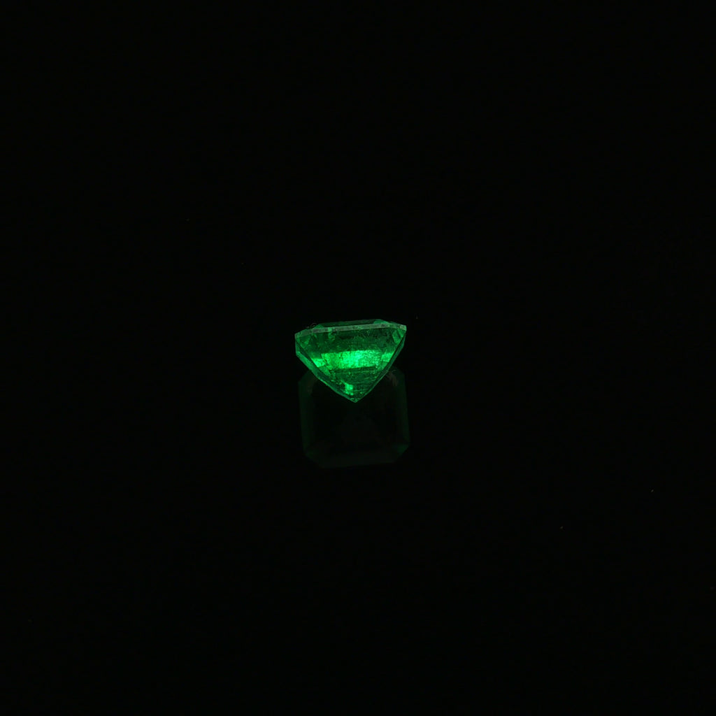Muzo Vivid Green Emerald, 2.55 ct — view 3