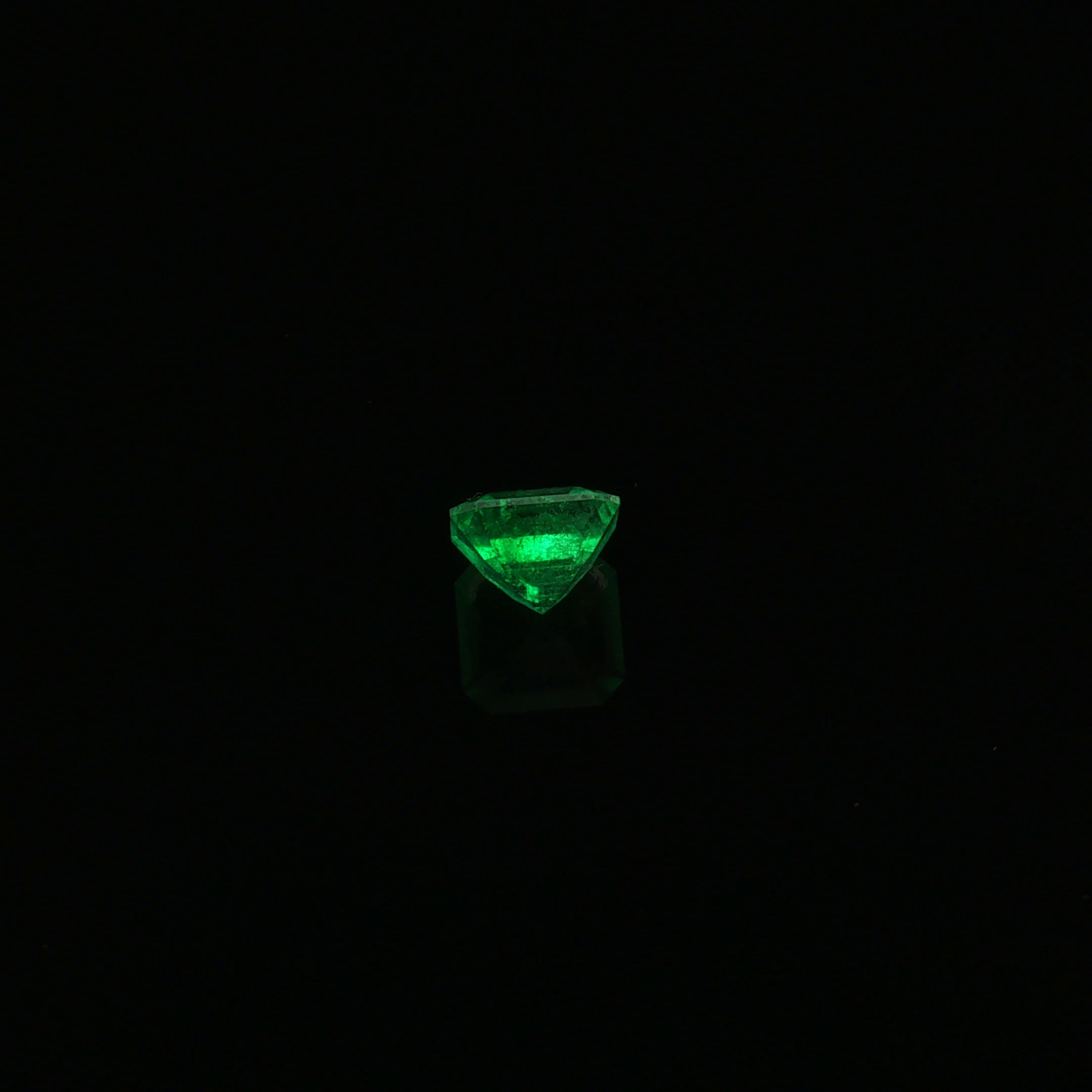 Muzo Vivid Green Emerald, 2.55 ct — view 3