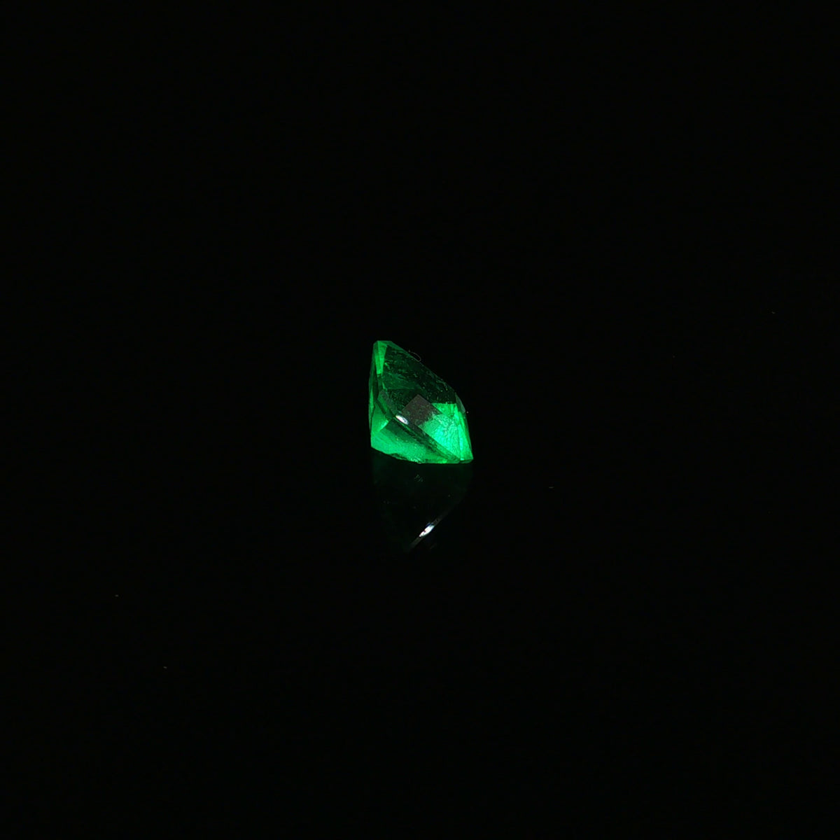 Muzo Vivid Green Emerald, 2.55 ct — view 4