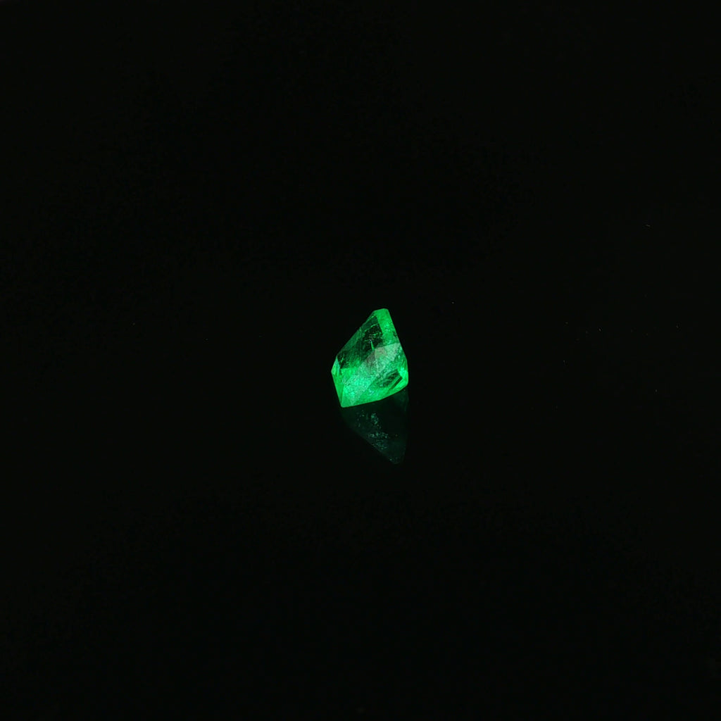 Colombian Vivid Green Emerald, 1.55 ct — view 2