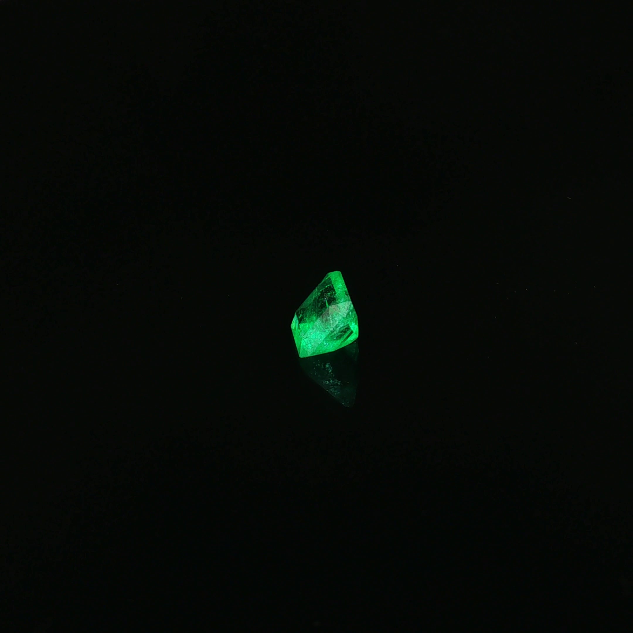 Colombian Vivid Green Emerald, 1.55 ct — view 2