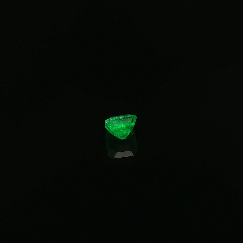 Colombian Vivid Green Emerald, 1.55 ct — view 3