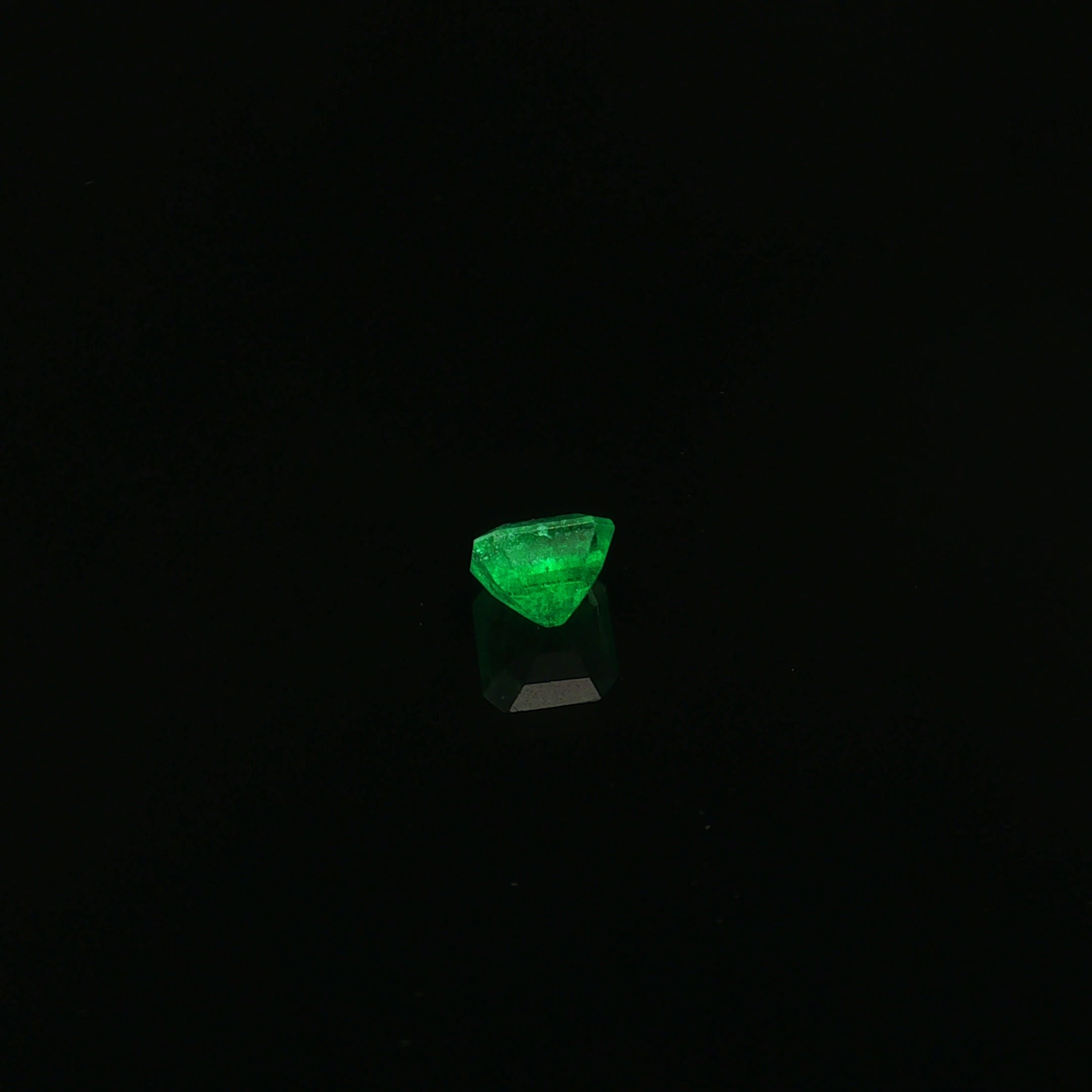 Colombian Vivid Green Emerald, 1.55 ct — view 3