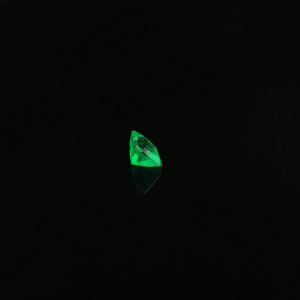 Colombian Vivid Green Emerald, 1.55 ct — view 4