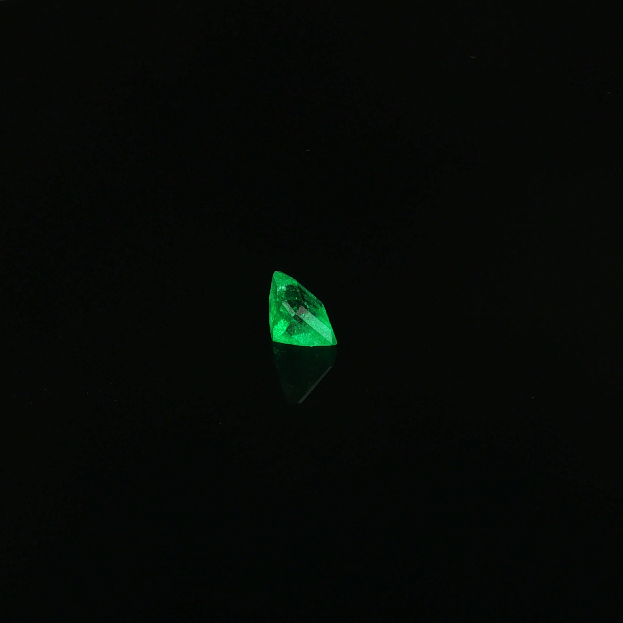 Colombian Vivid Green Emerald, 1.55 ct — view 4