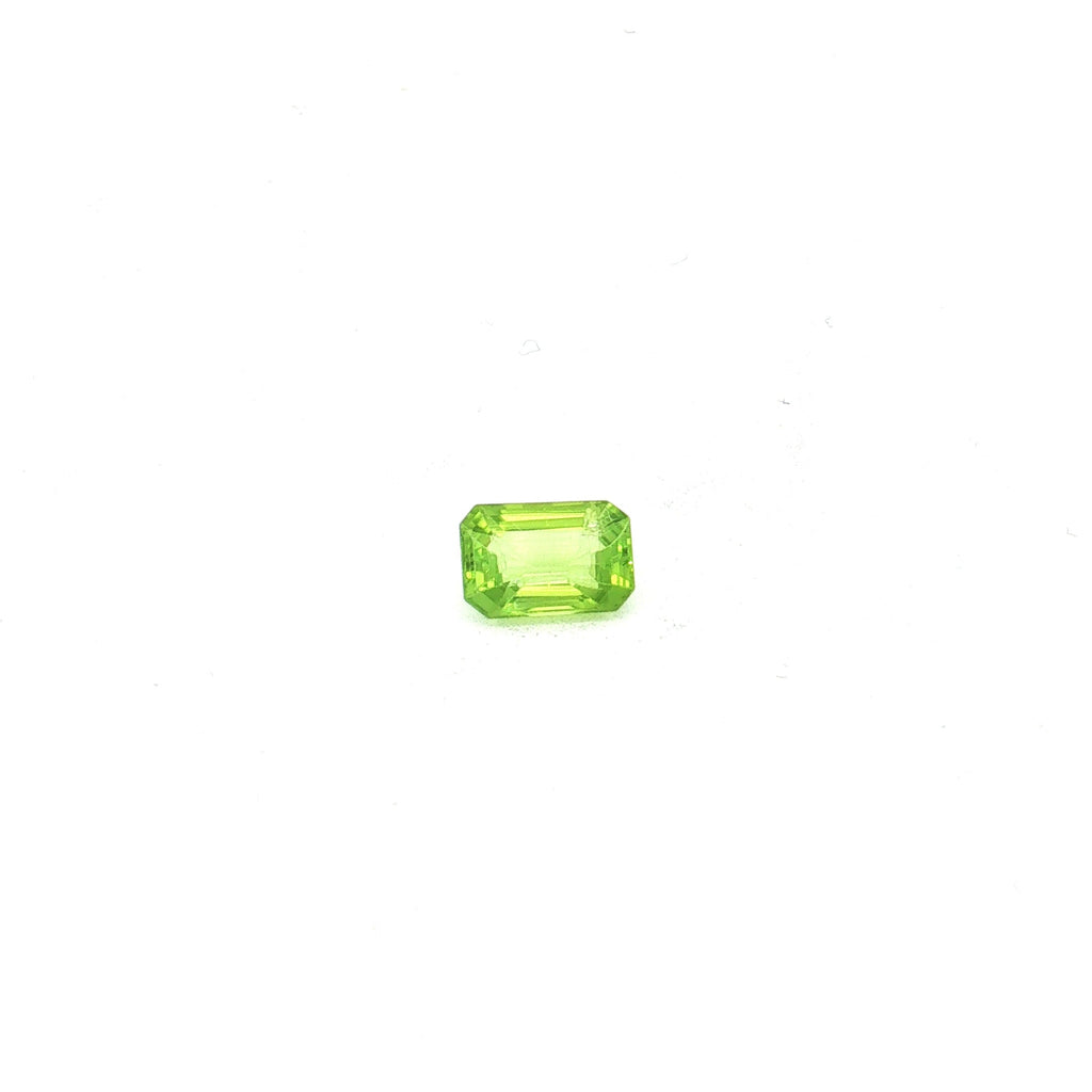 Emerald-Cut Yellowish Green Peridot UN-0302 — 360° video