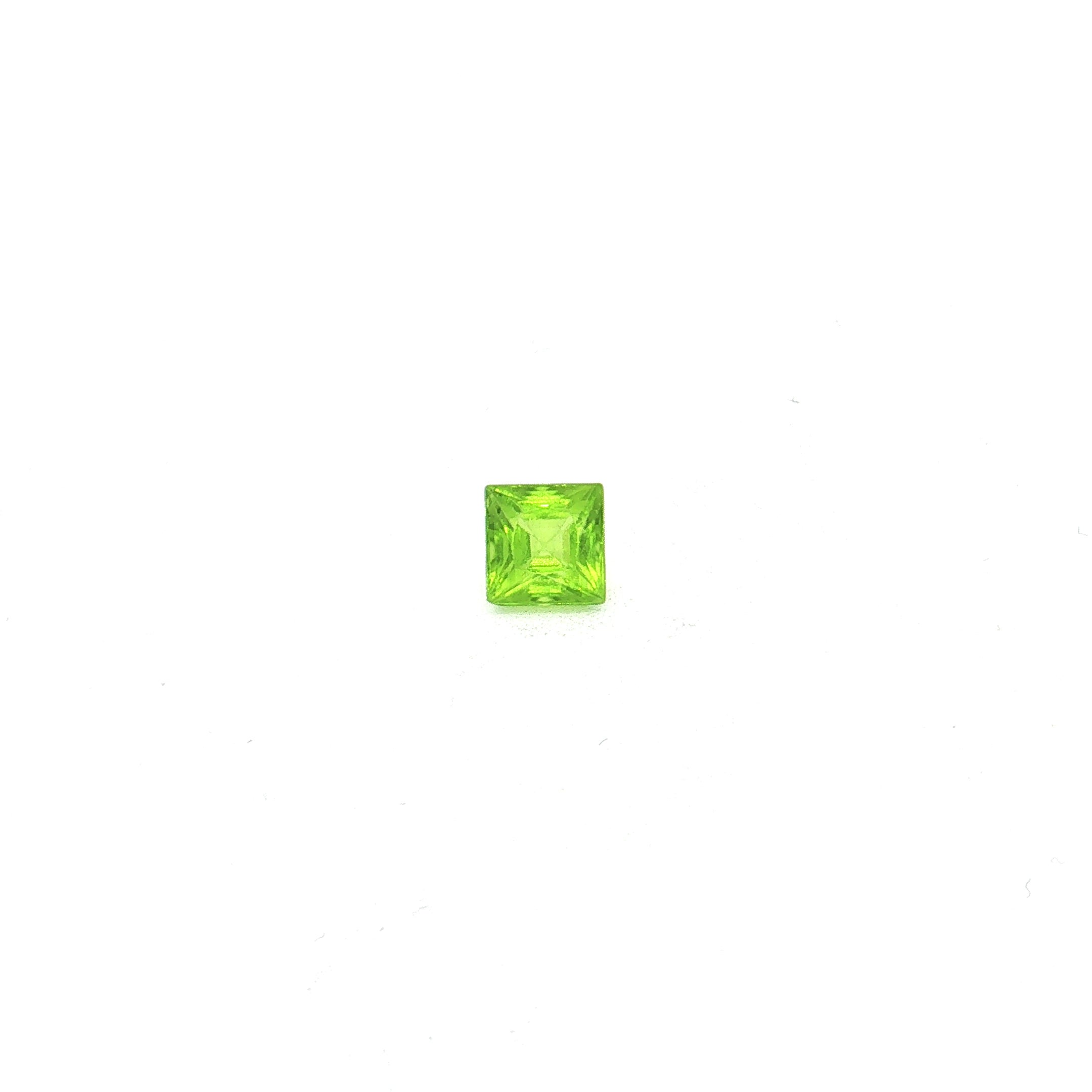 Emerald-Cut Yellowish Green Peridot UN-0304 — 360° video