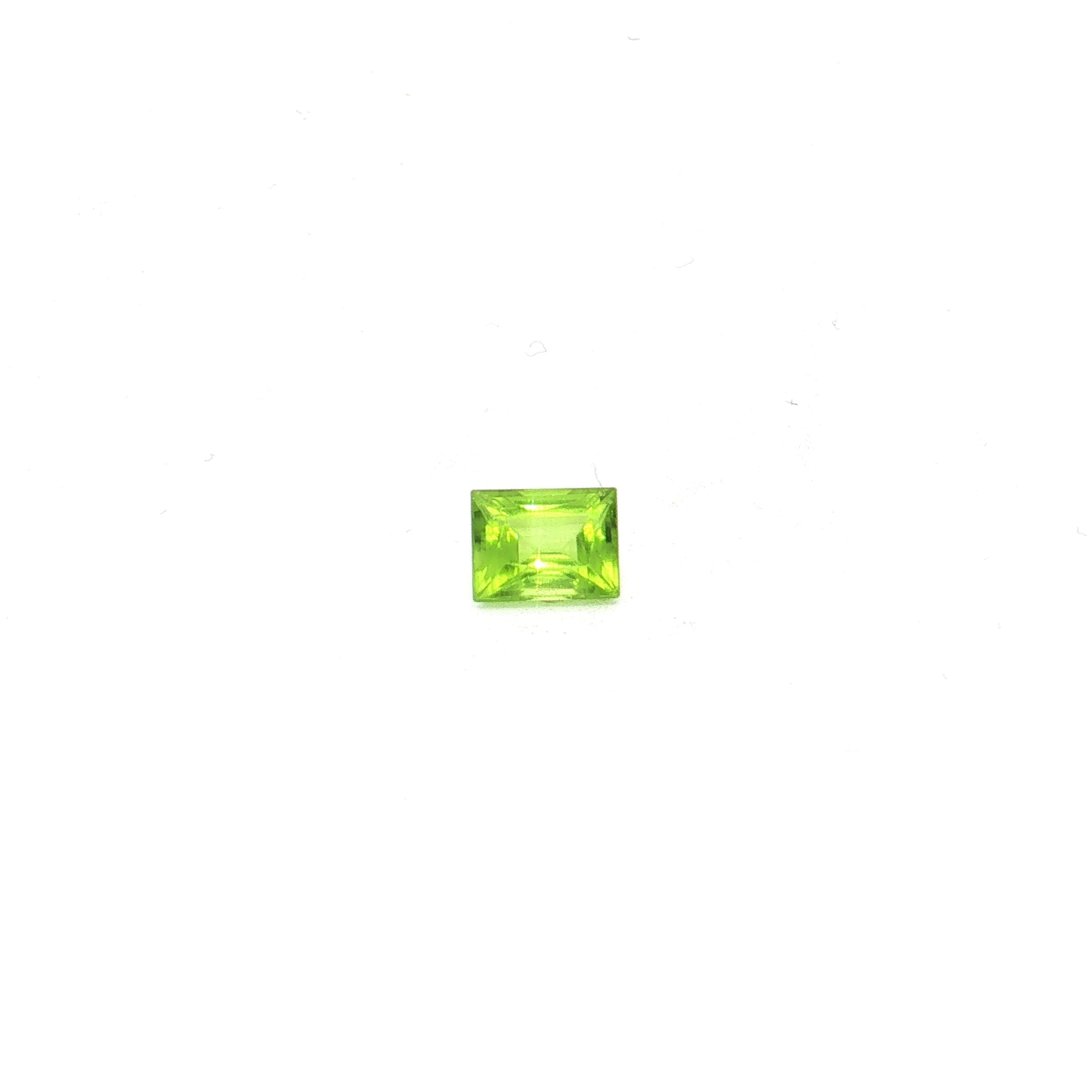 Emerald-Cut Yellowish Green Peridot UN-0305 — 360° video