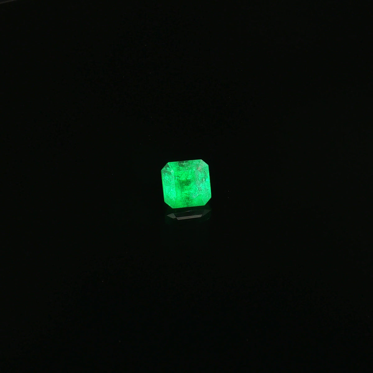 Colombian Vivid Green Emerald, 1.55 ct — video